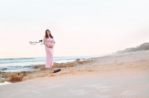 Maternity photographer offers pregnancy photo sessions and maternity portraits, maternity photoshoot in a beach, state parks or at home