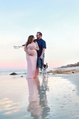 Maternity photographer offers pregnancy photo sessions and maternity portraits, maternity photoshoot in a beach, state parks or at home