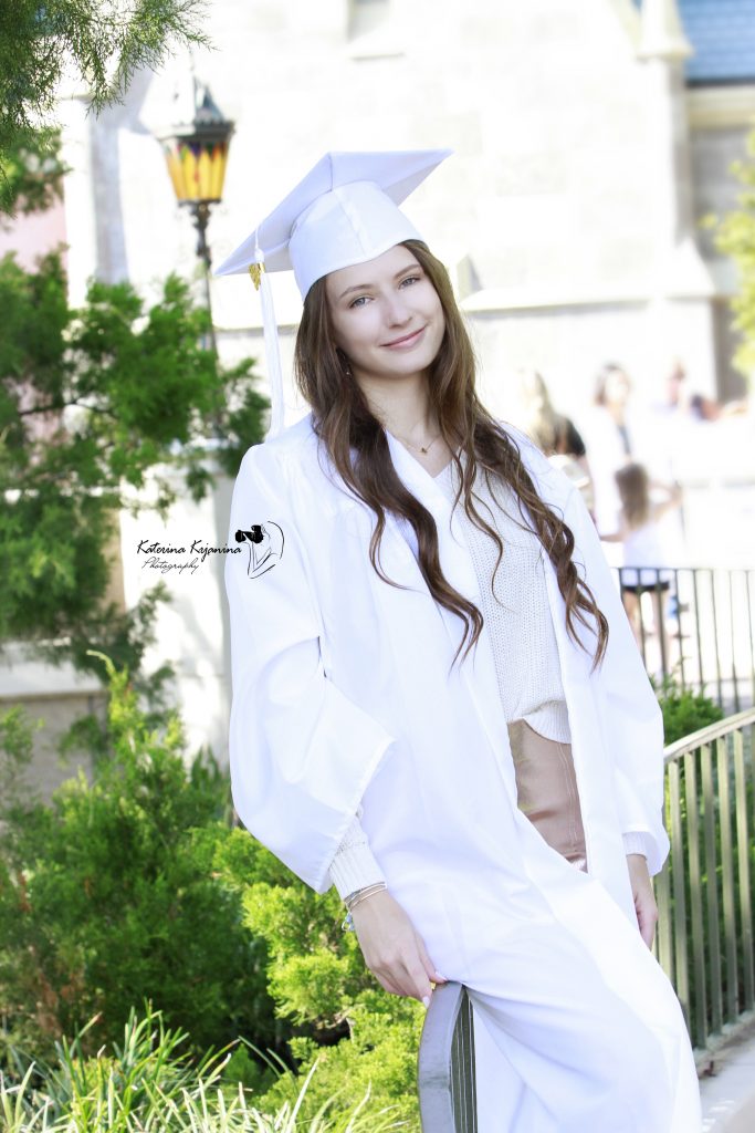 We offer senior and graduation photography sessions outdoors and graduation event photography services in Florida