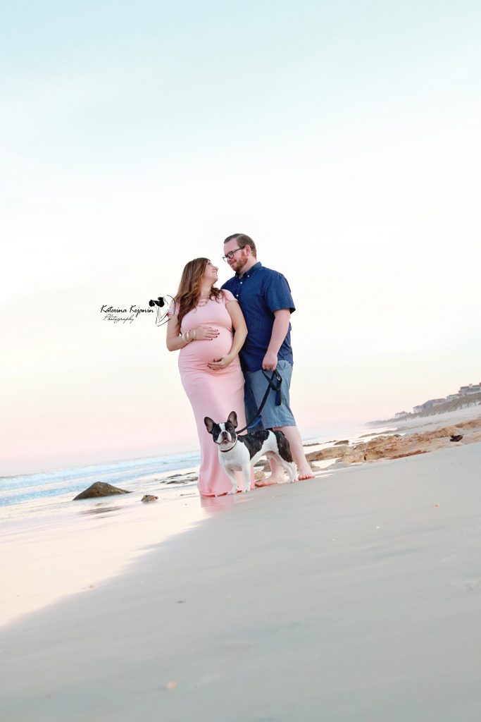 Maternity photographer offers pregnancy photo sessions and maternity portraits, maternity photo shoot in a beach, state parks or at home