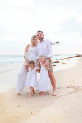 Family photography session in a beach.