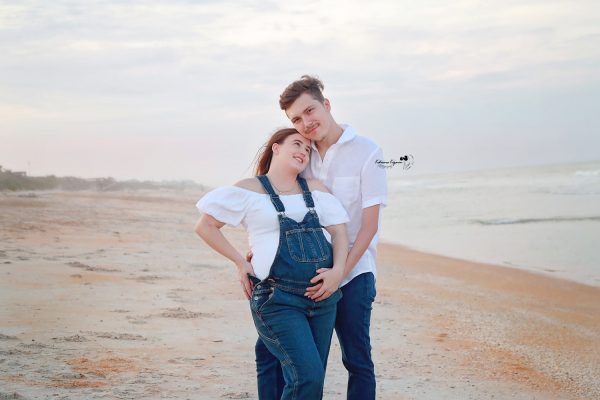 Maternity photography pregnancy photoshoot and pregnancy portraits in a beach, state parks or at home